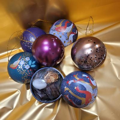Boules de Noël garnies de chocolats